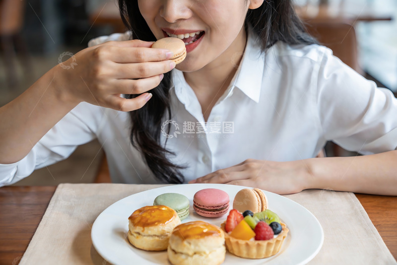 高清大图下载【趣麦麦图】女子享用甜点美食