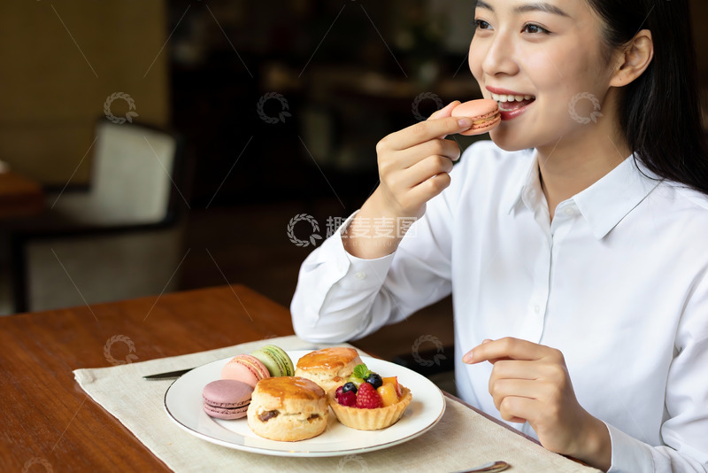 高清大图下载【趣麦麦图】女子享用精致下午茶甜点