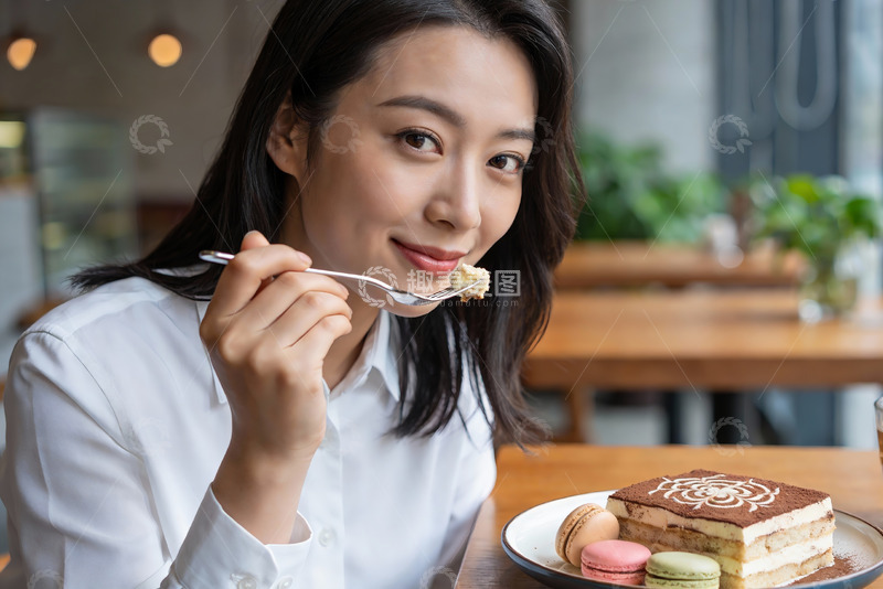 高清大图下载【趣麦麦图】女子咖啡馆享用甜点