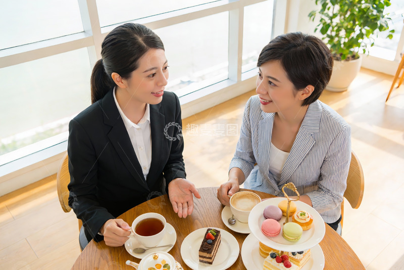 高清大图下载【趣麦麦图】商务女性咖啡厅交谈