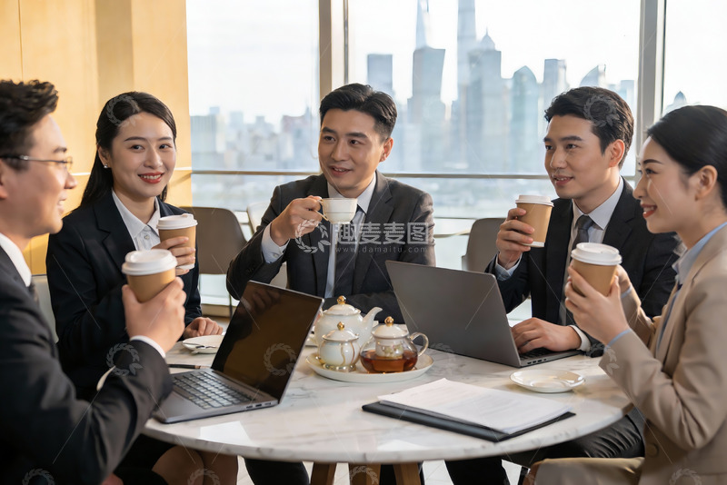 高清大图下载【趣麦麦图】商务人士办公桌前咖啡交流