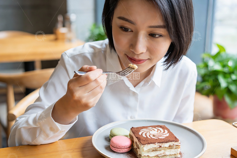 高清大图下载【趣麦麦图】女子咖啡馆享用甜点