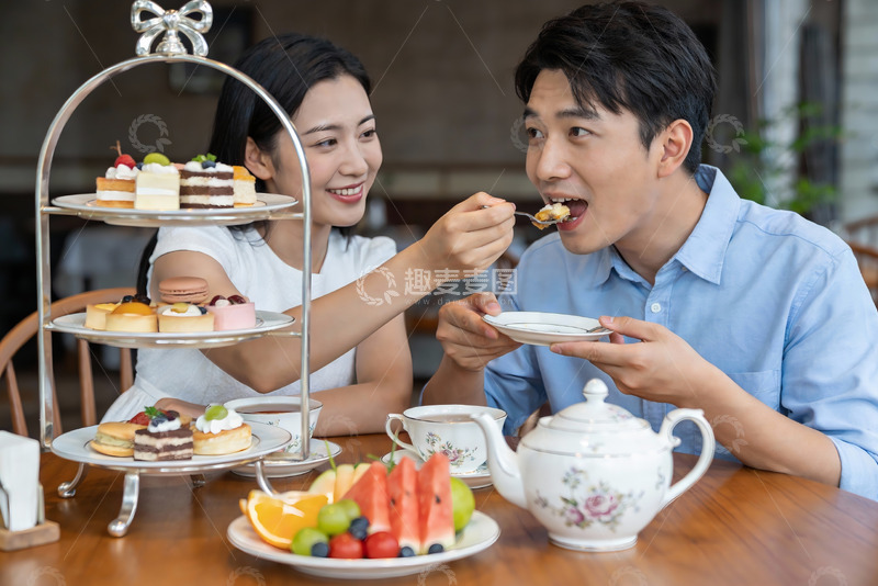 高清大图下载【趣麦麦图】情侣下午茶甜蜜互动