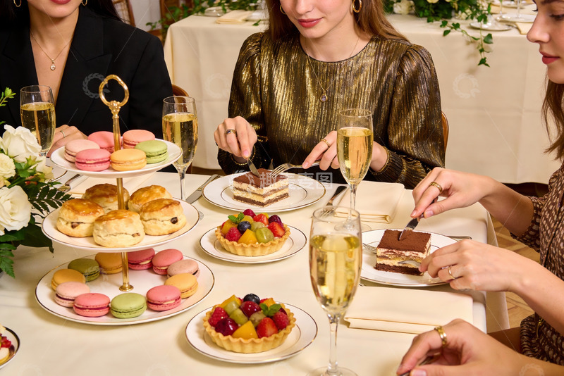 高清大图下载【趣麦麦图】三位女士享用下午茶甜点