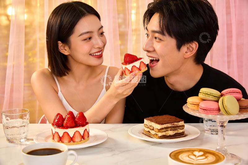 高清大图下载【趣麦麦图】情侣共享甜点温馨互动