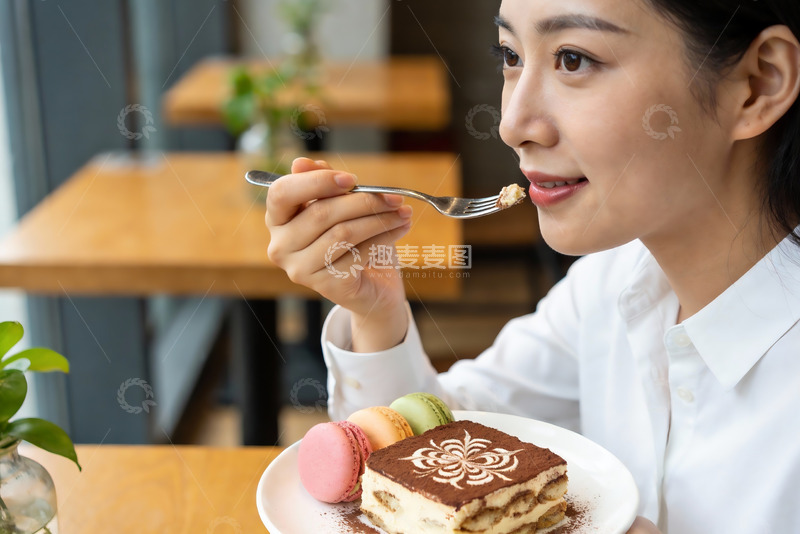 高清大图下载【趣麦麦图】女子咖啡馆品尝甜点
