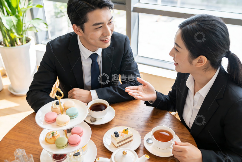 高清大图下载【趣麦麦图】商务人士咖啡厅轻松交谈