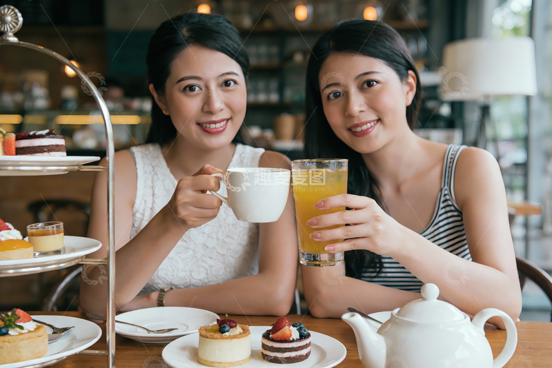 高清大图下载【趣麦麦图】两位女士在咖啡馆享用下午茶
