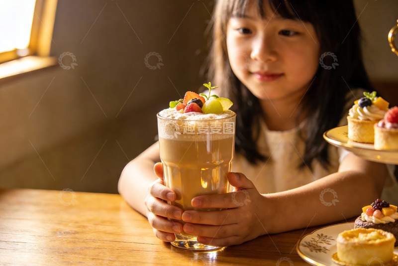 高清大图下载【趣麦麦图】小女孩手捧饮品甜点