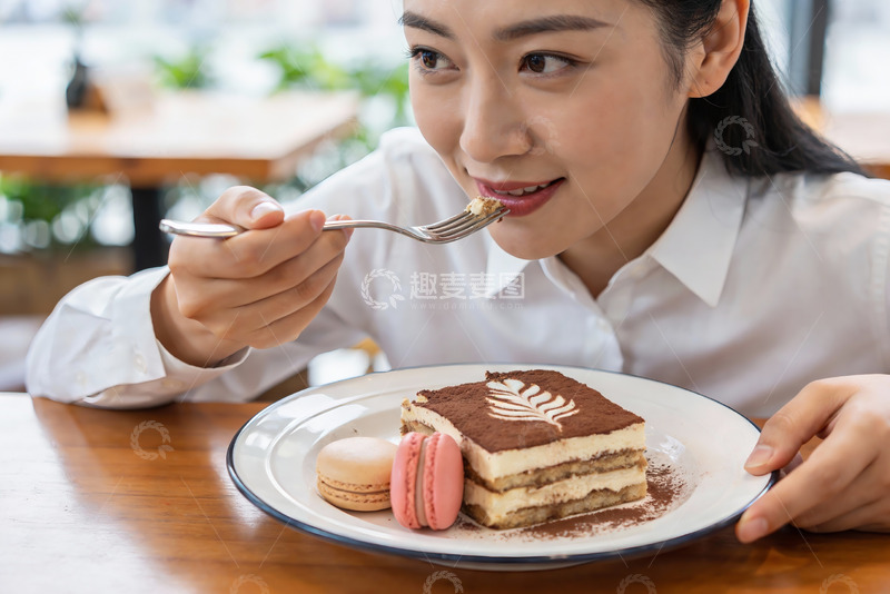 高清大图下载【趣麦麦图】女子享用甜点的温馨瞬间