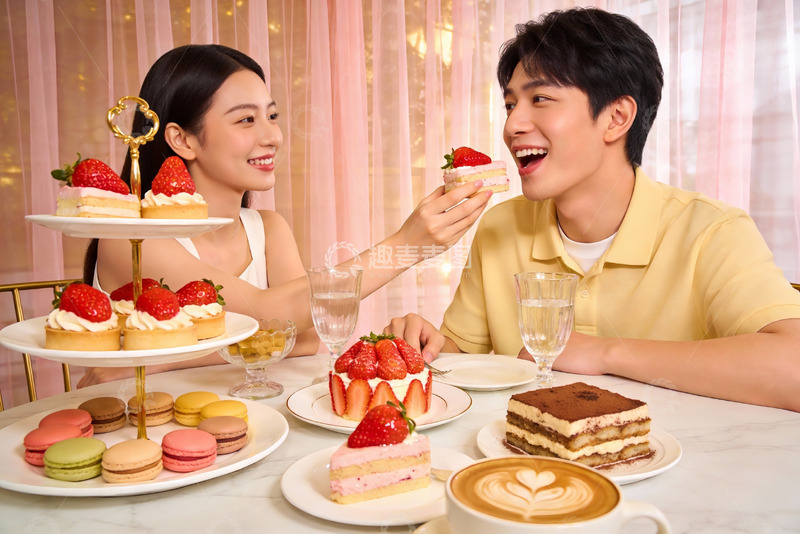 高清大图下载【趣麦麦图】情侣共享甜点时光