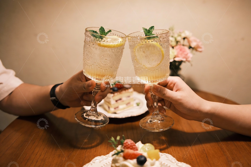 高清大图下载【趣麦麦图】两人举杯碰饮柠檬饮品