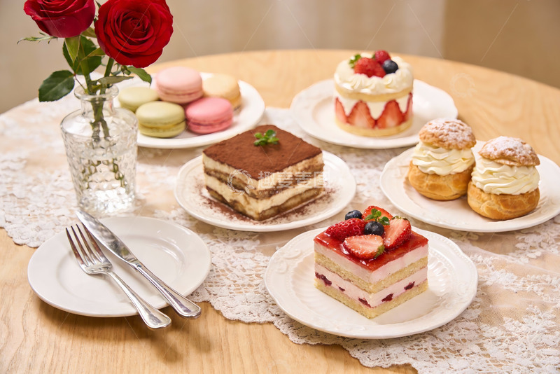 高清大图下载【趣麦麦图】精致甜品与玫瑰花摆盘