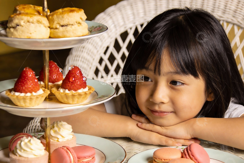 高清大图下载【趣麦麦图】小女孩与三层甜点架的温馨瞬间