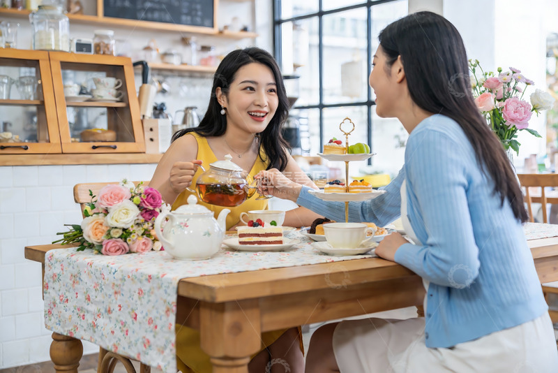 高清大图下载【趣麦麦图】两位女士在咖啡馆享用下午茶