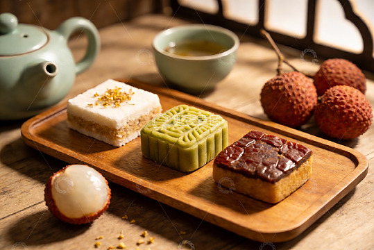 中秋月饼与荔枝茶点