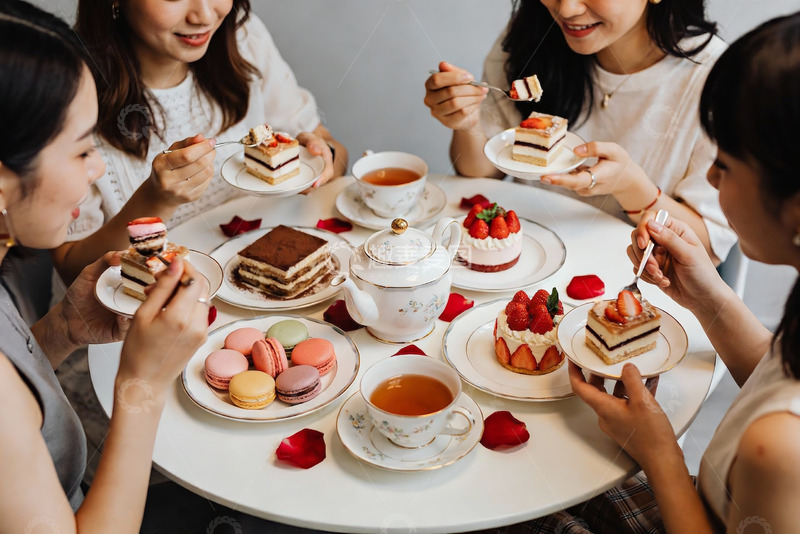 高清大图下载【趣麦麦图】四位女士享用下午茶甜点