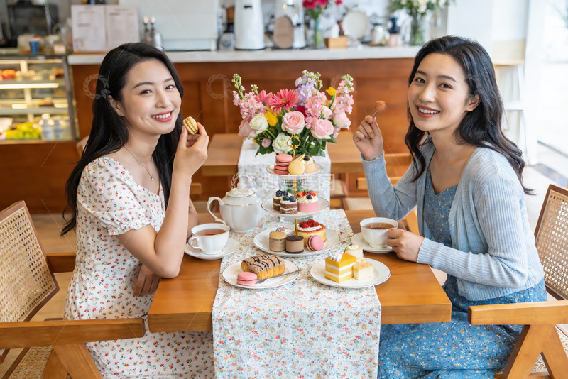 高清大图下载【趣麦麦图】-两位女士在咖啡馆享用甜点