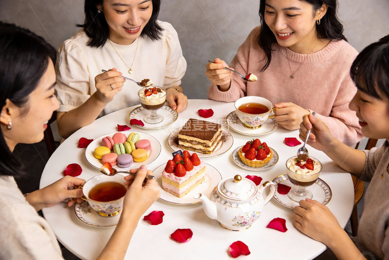 高清大图下载【趣麦麦图】四位女士享用下午茶甜点