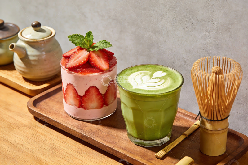 高清大图下载【趣麦麦图】抹茶草莓甜品与茶具摆盘