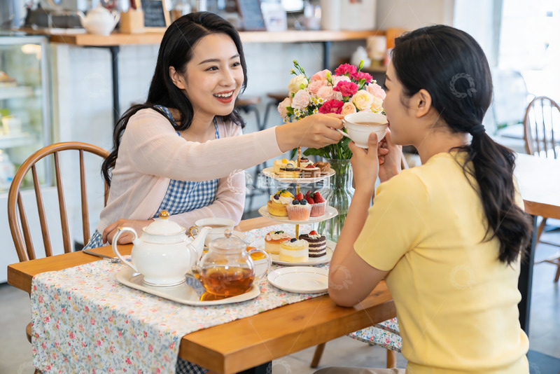 高清大图下载【趣麦麦图】两位女士在咖啡馆享用下午茶