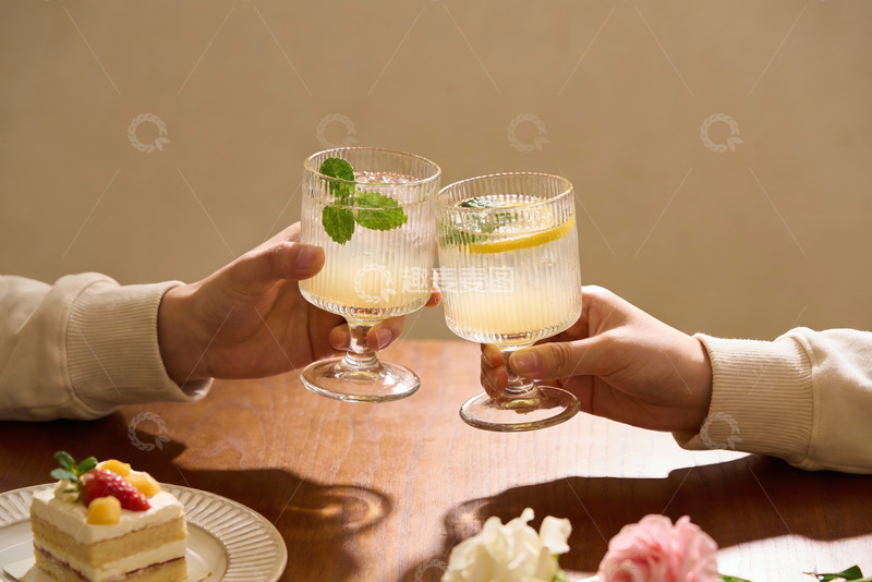 高清大图下载【趣麦麦图】两人举杯碰杯享受饮品与甜点