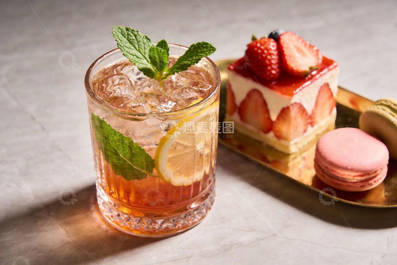 高清大图下载【趣麦麦图】饮品甜点特写柠檬茶与草莓蛋糕
