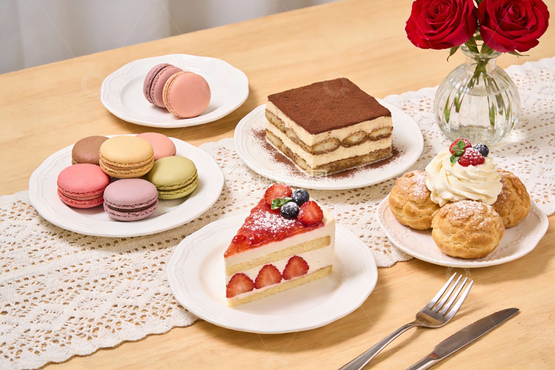 高清大图下载【趣麦麦图】精致甜点与玫瑰花餐桌摆拍