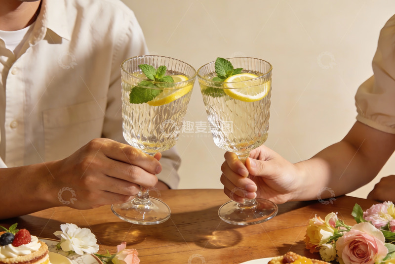 高清大图下载【趣麦麦图】两人举杯柠檬饮品庆祝
