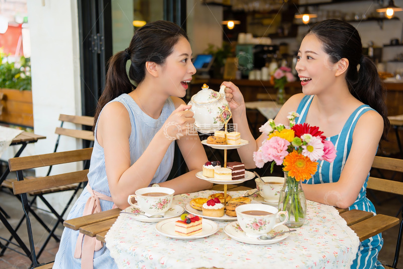 高清大图下载【趣麦麦图】两位女士咖啡馆下午茶欢聚