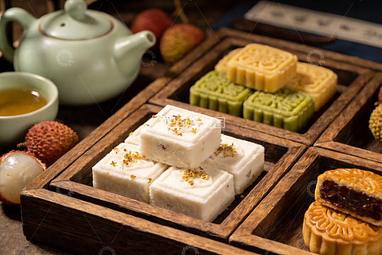 中秋月饼与荔枝茶点摆盘