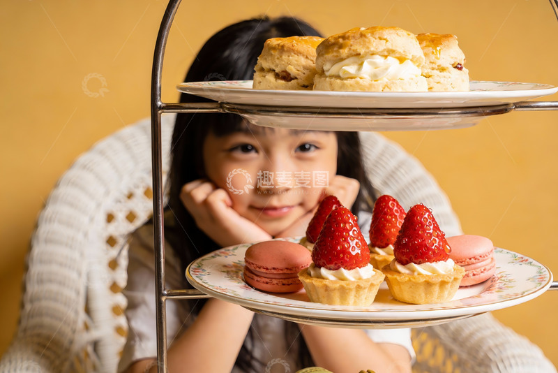 高清大图下载【趣麦麦图】小女孩与三层甜点架的温馨午后