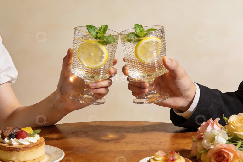 高清大图下载【趣麦麦图】情侣举杯柠檬饮品庆祝