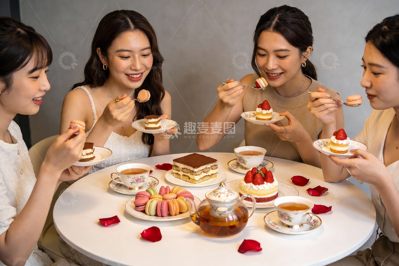 高清大图下载【趣麦麦图】四位女士享用下午茶甜点
