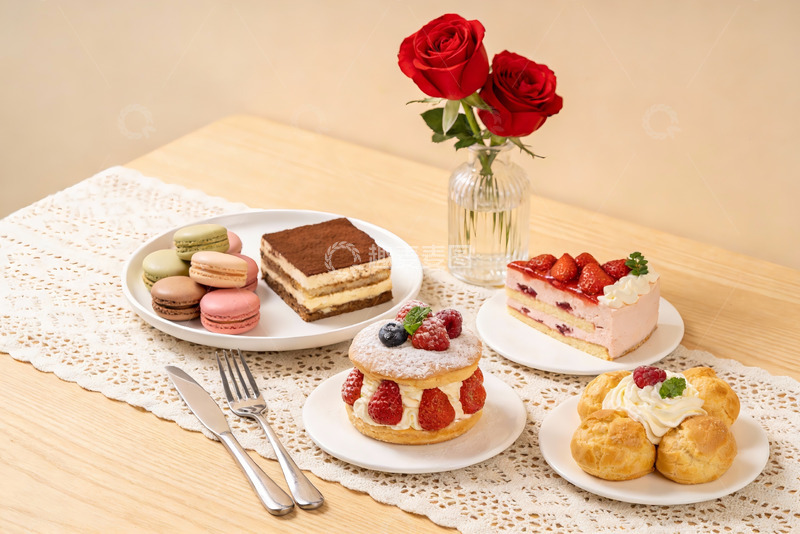 高清大图下载【趣麦麦图】精致甜点与玫瑰花摆盘
