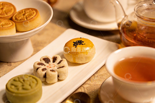中秋月饼与茶点精美摆盘