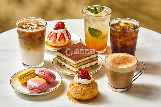 精致甜品与饮品摆盘