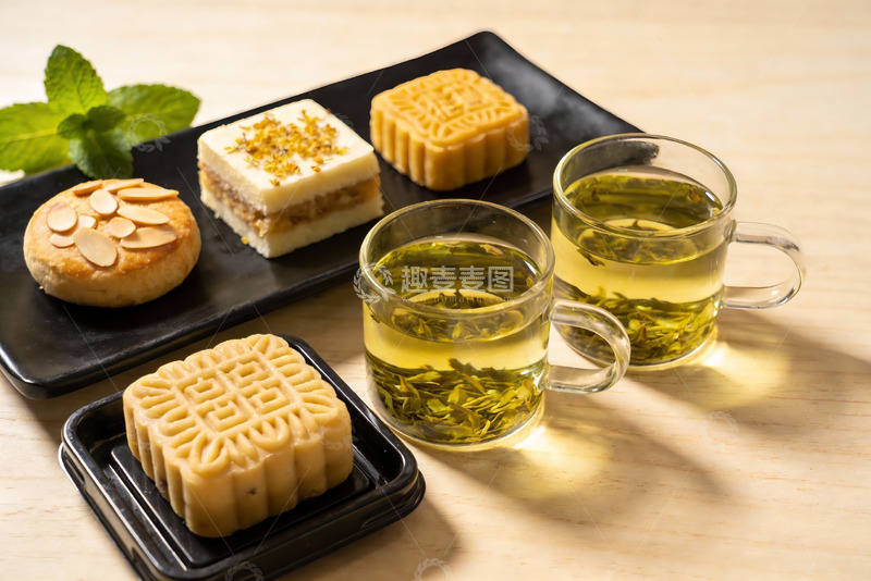 高清大图下载【趣麦麦图】中秋月饼与绿茶摆盘