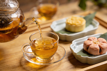 茶壶倒茶与点心