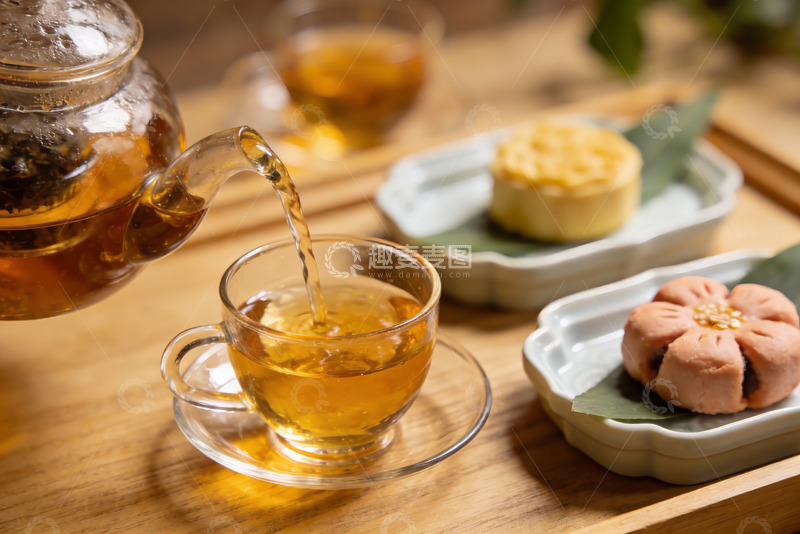 高清大图下载【趣麦麦图】茶壶倒茶与点心
