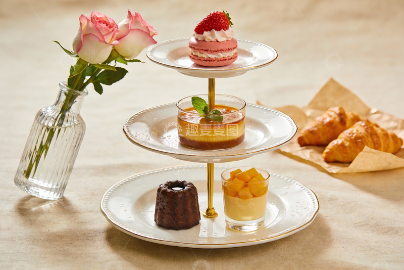 高清大图下载【趣麦麦图】三层甜点架配鲜花与糕点