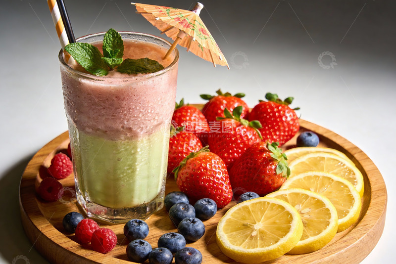 高清大图下载【趣麦麦图】双层水果奶昔配新鲜浆果