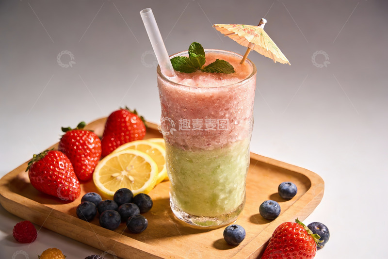 高清大图下载【趣麦麦图】双层水果冰沙配新鲜浆果