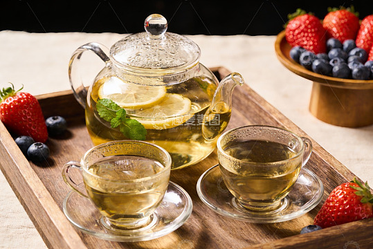 茶壶茶杯配水果摆盘