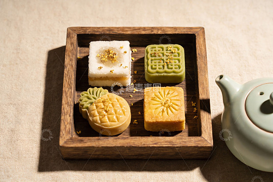 中式糕点摆盘精美茶具相伴