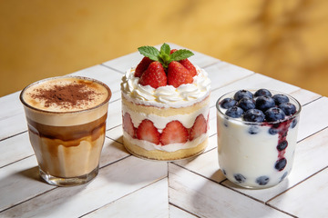 三款精致甜品与饮品