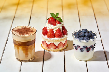 三款甜品饮品摆放在木质桌面上