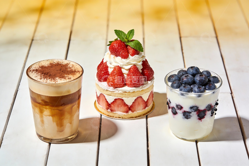 高清大图下载【趣麦麦图】三款甜品饮品摆放在木质桌面上