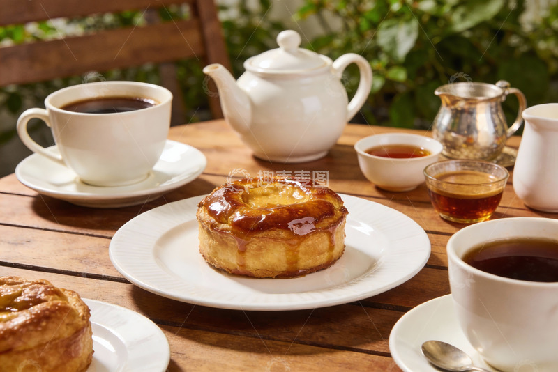 高清大图下载【趣麦麦图】木质桌上的茶点与茶具