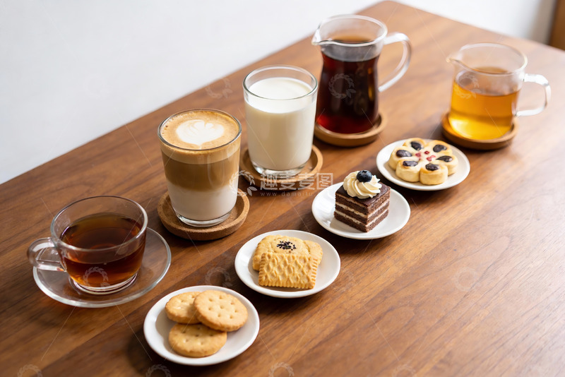 高清大图下载【趣麦麦图】木质桌上的饮品与甜点